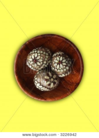 Oeufs de Pâques sur fond jaune