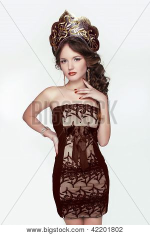 Bella donna con Kokoshnik. Gioielli e bellezza. Moda arte russa foto