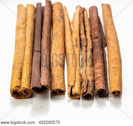 Several Sticks Of Cassia Cinnamon Close Up On Gray Ceramic Plate