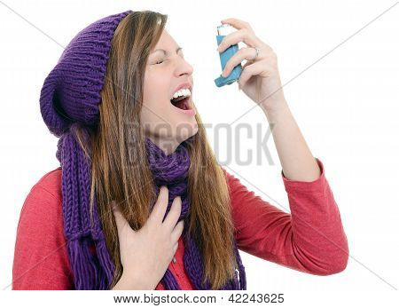 Donna con asma utilizzando un inalatore di asma