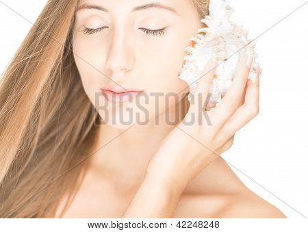 漂亮女人与孤立在白色的贝壳。