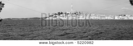 ロヴィニ - クロアチアの黒と白のパノラマ