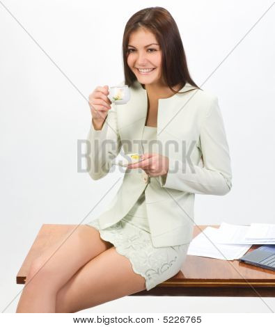 Empresária com tampão de café