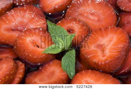 Çilek kırmızı şarap