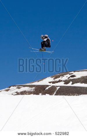 Sciare sulle piste della stazione sciistica di Pradollano In Spagna di uomo
