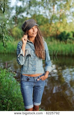Belle jeune femme habillée en Jean et Beret