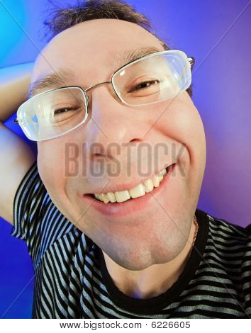 Homme heureux drôle en verres Portrait sur fond de couleur vive