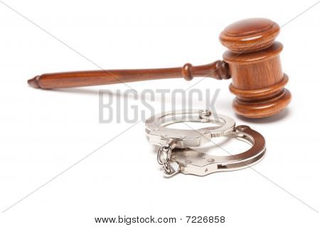 Młotek i kajdanki na biały