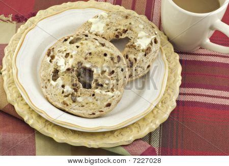 Bollos de canela con pasas de uva con café