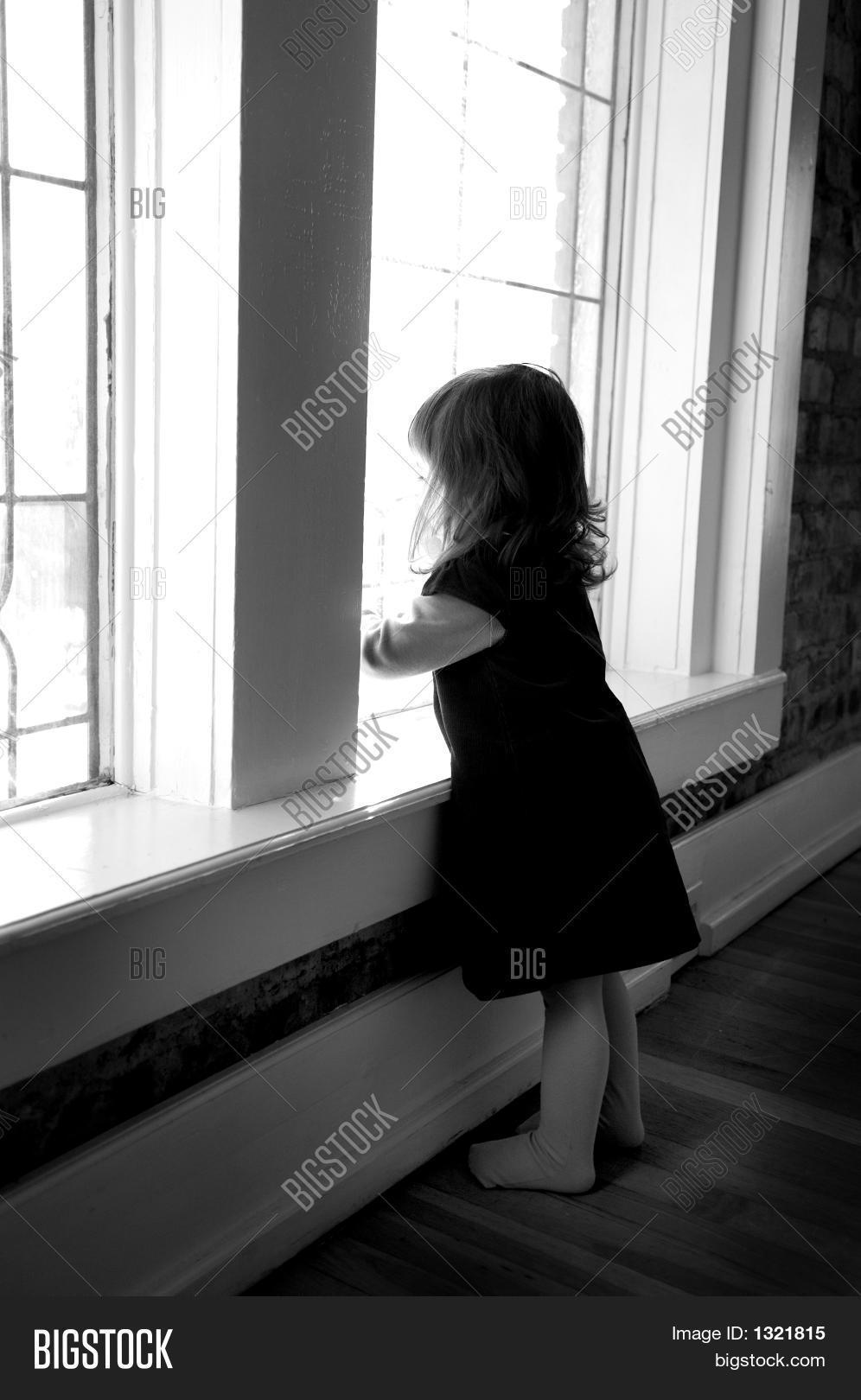 женщина у окна спиной. человек на подоконнике. фон окно для детей. маленькая женщина стоит у окна. женщина в окне.