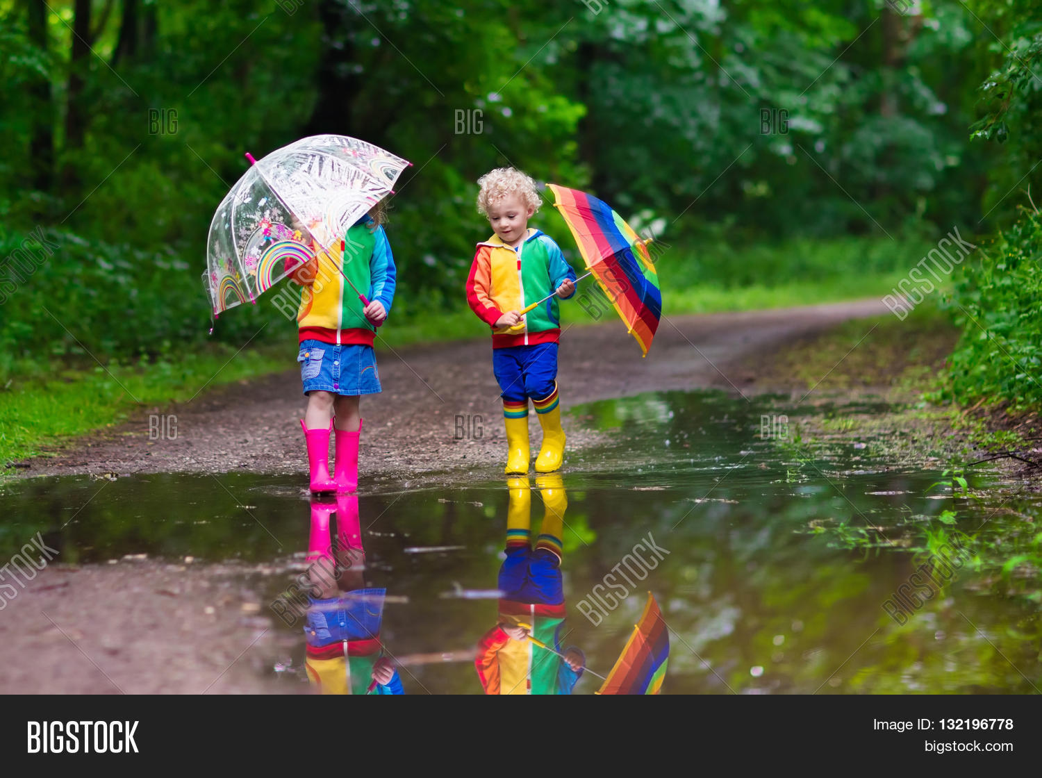 Зонтик сверху. Игра мальчик в шапке. Игра зонтики и лужи. Дети в резиновых сапогах по лужам. Задание зонтики для детей.