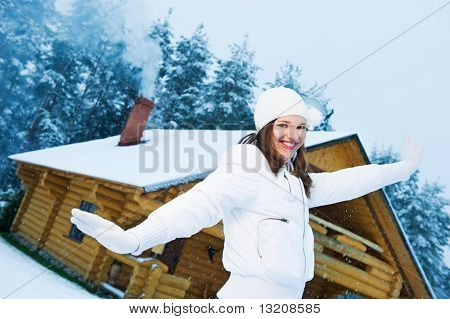 Heureuse jeune femme à l'extérieur