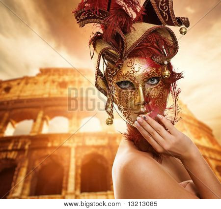 Smuk kvinde foran Colosseum (Rom, Italien)