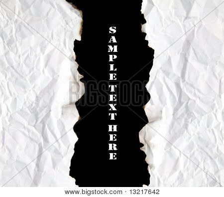Papel de borde quemado con espacio para texto sobre fondo negro