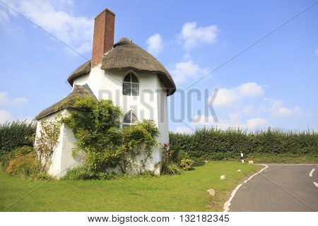Hexagonal two-storey thatched toll house built around 1793 and served as a toll house when turnpikes were in use.A pouch hung on a hook over the door was used by coach drivers to pay the toll.