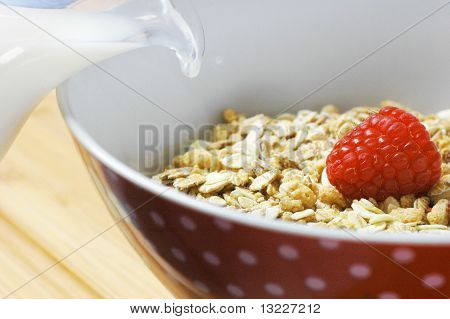 Müsli mit Himbeeren