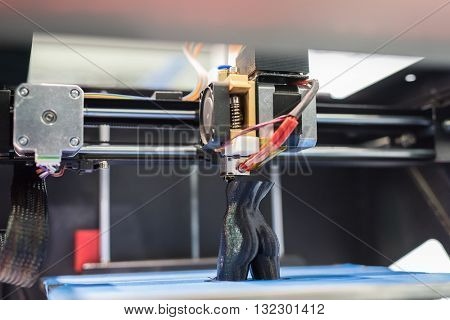 Three dimensional printing machine