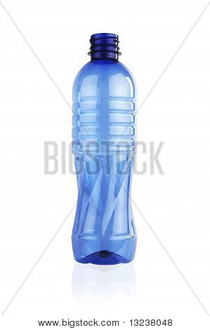Una botella de plástico azul para agua sobre fondo blanco