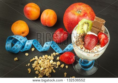 Glasses with yogurt and muesli. Healthy dietary supplements for athletes. Cheerios for breakfast. Muesli and fruit. The diet for weight loss. Muesli to eat. Sweet muesli. Muesli with yoghurt.