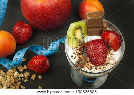 Glasses with yogurt and muesli. Healthy dietary supplements for athletes. Cheerios for breakfast. Muesli and fruit. The diet for weight loss. Muesli to eat. Sweet muesli. Muesli with yoghurt.