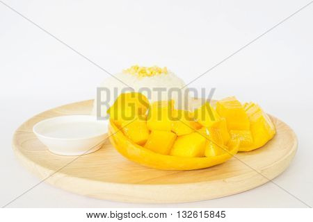sweet sticky rice with mango on wood plate