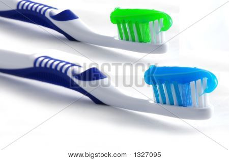 Spazzolini da denti con dentifricio