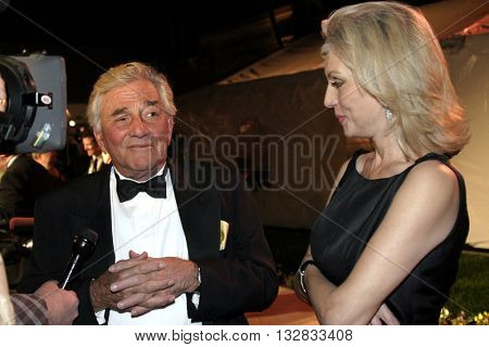 Peter Falk and wife Shera Danse at the 'In Defense of Animals Hosts 2nd Annual Guardian Award' at the Paramount Studios in Los Angeles, USA on October 30, 2004.