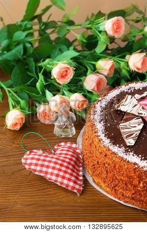 love the exposure the cake on the background of flowers