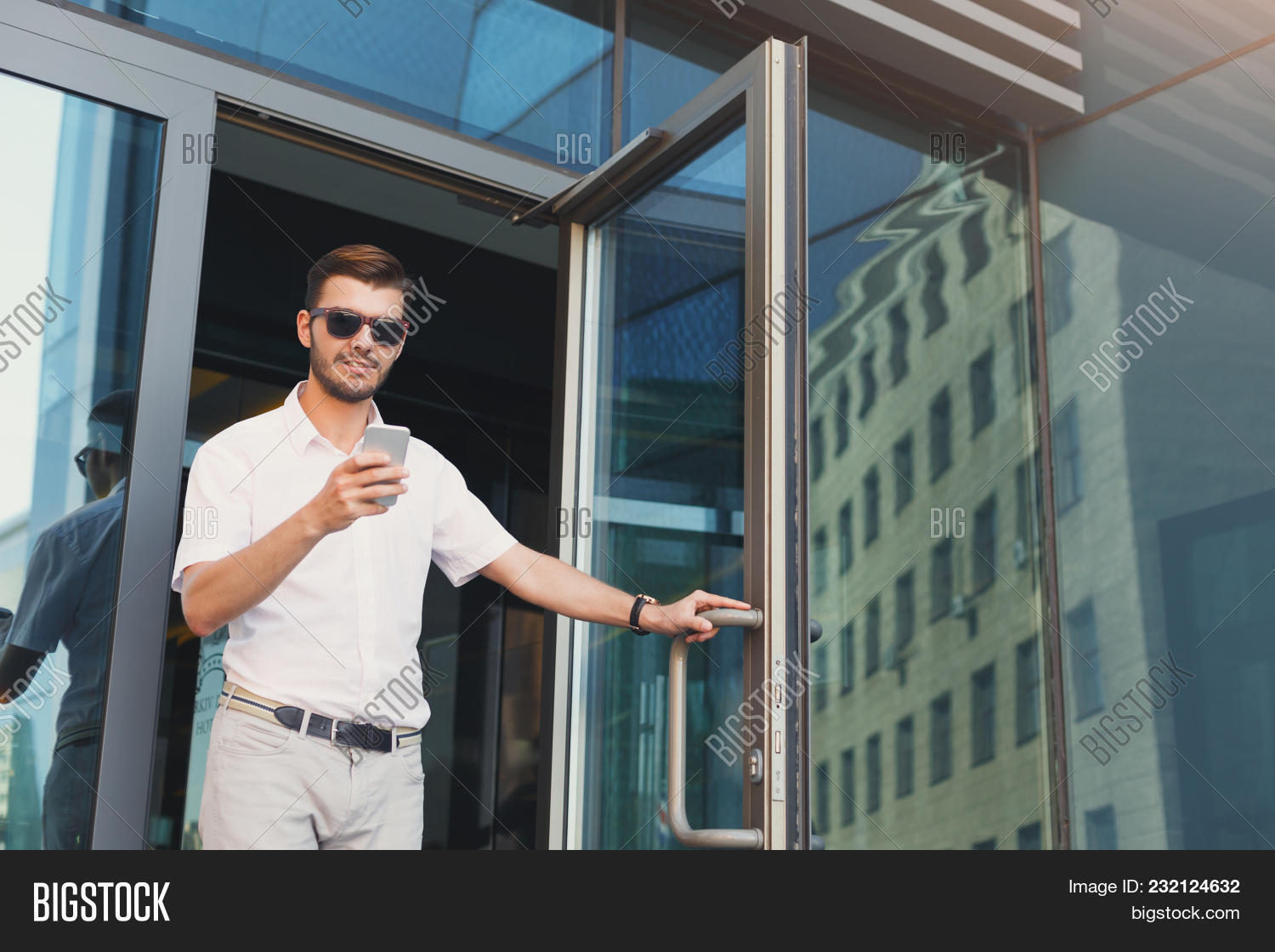 Человек выходит из здания. Человек выходит из здания. Мужчина открывает дверь. Мужчина выходит из дома. Девушка выходит из здания.