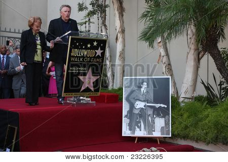 LOS ANGELES - Eylül 7: Maria Elena Holly, Gary Busey dostum Holly Walk of Fame töreninde de 
