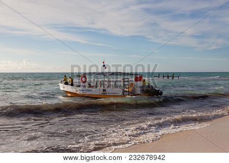 Playa Paraiso, Mexico - February 4, 2018: On  The Play Paraiso At Caribbean Sea Of Mexico. This Reso