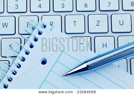 Blocco note e la tastiera di un computer