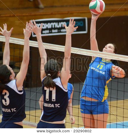 KAPOSVAR ฮังการี - 24 เมษายน: Gabriella Kondor (13) นัดลูกที่ w ลี I. NB ฮังการี