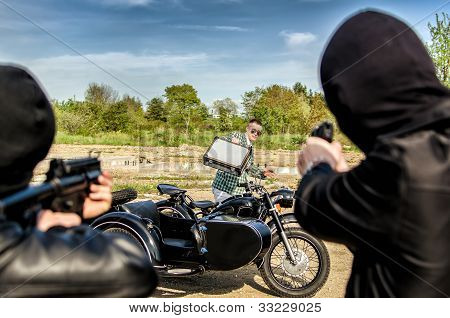 Dva bandité zabít člověka s kufrem