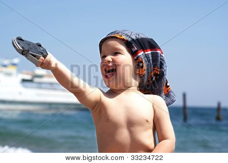 Ragazzo sta giocando sul mare