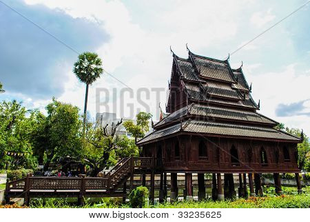 タイの伝統的な木造の家、タイ スタイルします。