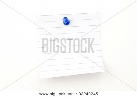 Carta bianca con puntina da disegno blu contro uno sfondo bianco