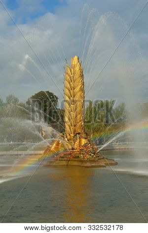 Moscow, Russia - August 12, 2019: Fountain Golden Spike At Vdnkh In Moscow