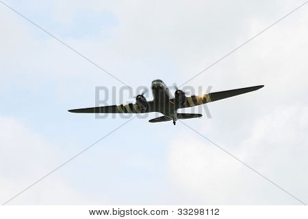 TENTERDEN, Anglia - 19 maja: A Douglas C47 Dakota statku powietrznego daje monitora na 19 maja 2012 w Tenter