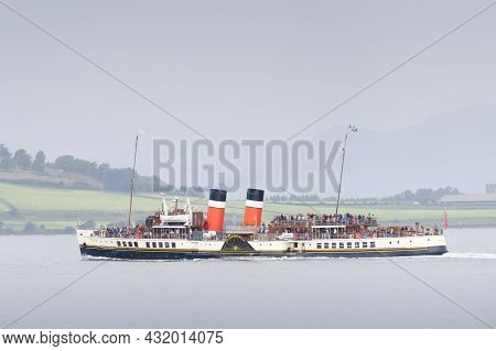 Greenock, Scotland, Uk, September 5th 2021, The Waverley Paddle Steamboat Full Of Tourists Travellin
