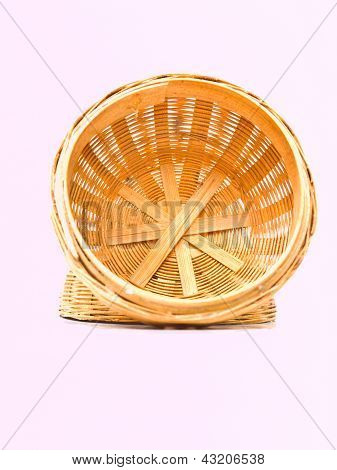 Un interno del cesto di vimini giallo isolata On White Background