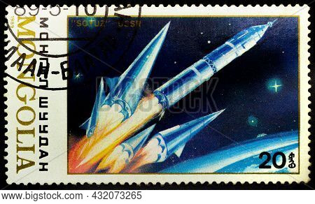 Mongolia - Circa 1989: Postage Stamp 'sojuz, Ussr' Printed In Mongolia. Series 'space Research', 198