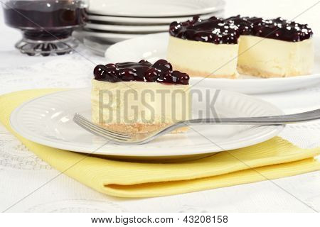 blåbær cheesecake på gule serviet