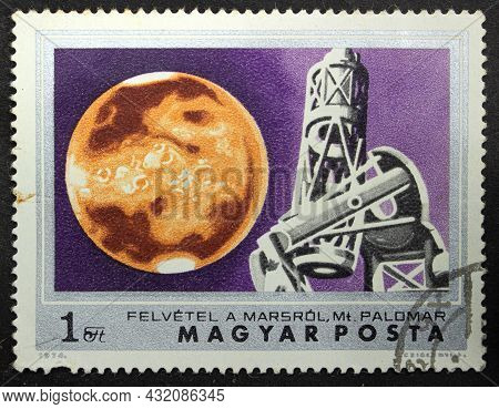 Hungary - Circa 1974: Postage Stamp 'mars And The Hale Telescope At Palomar Observatory' Printed In 