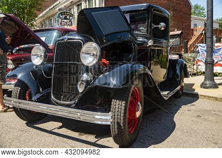 Saco, Maine - July 24, 2021: Old American Car In A Annual Exhibition In The Little Town Of Saco In M