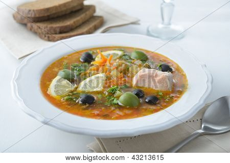 Solyanka com salmão, azeitonas e limão