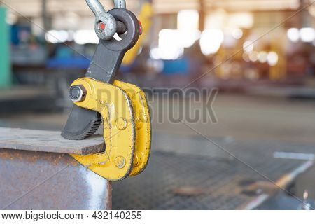 Steel Clamp Lifting For Fabrication Work In Factory Lifting H-beam With Overhead Crane