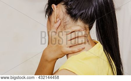 Back View Women Have Neck Pain, Deterioration Of The Neck, Stiff Neck From Abnormal Movements.causin