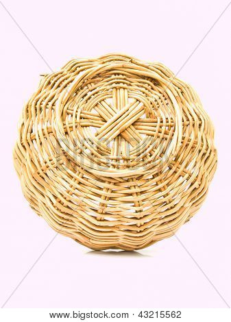 Cesto di vimini rattan isolata On White