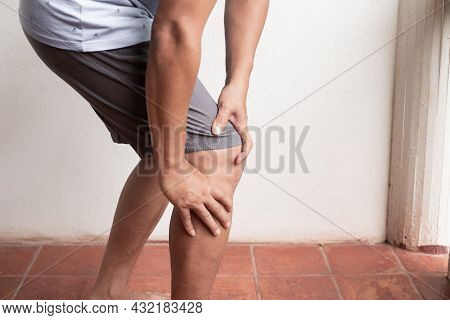 A Man Supporting Herself From Numbness, Muscle Weakness, Pain, And Tingling In The Knee Nerve Ending